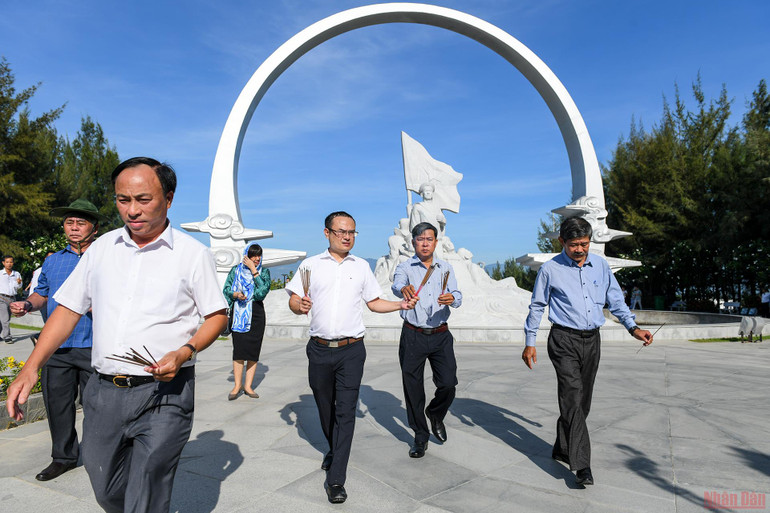 Đoàn Báo Nhân Dân dâng hương, dâng hoa tưởng niệm các chiến sĩ Gạc Ma hy sinh tại Trường Sa. Đoàn báo Nhân Dân dâng hương, dâng hoa tưởng niệm các chiến sĩ Gạc Ma hy sinh tại vùng biển Trường Sa. -0