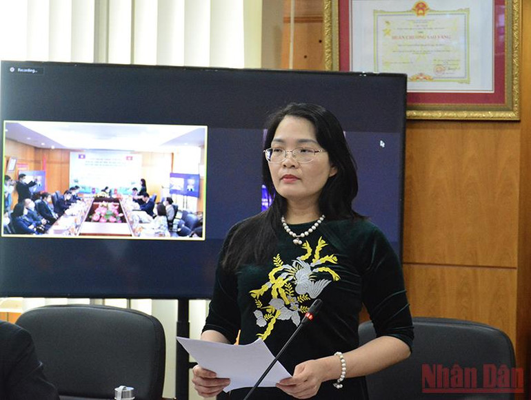 Phó Giám đốc - Phó Tổng Biên tập Nhà xuất bản Chính trị quốc gia Sự thật Nguyễn Hoài Anh. Xuất bản 61 đầu sách tiếng Lào tặng phía bạn Lào trong giai đoạn 2018-2021 -0
