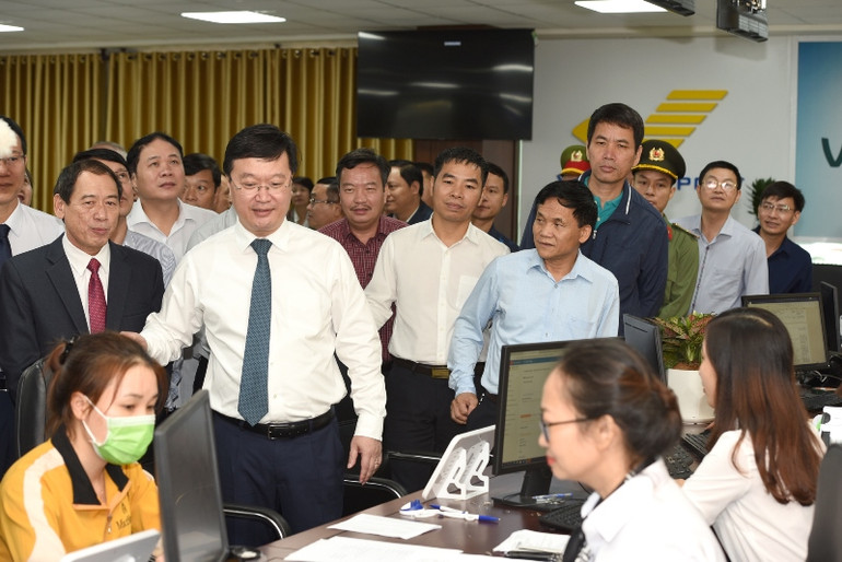 Lãnh đạo tỉnh Nghệ An tham quan, gặp gỡ cán bộ Trung tâm. Nghệ An khai trương Trung tâm phục vụ hành chính công -0