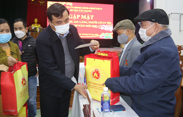 Tặng quà, chúc Tết người dân miền núi Quảng Nam -0