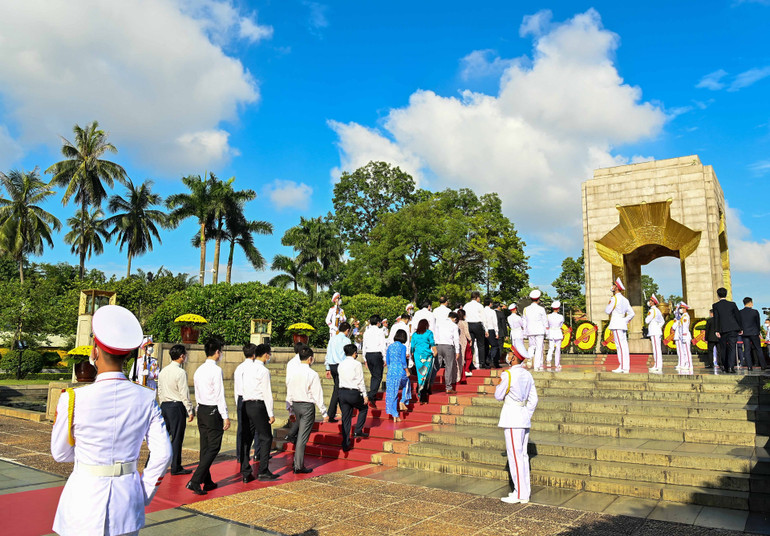 Lãnh đạo Đảng, Nhà nước dâng hương tưởng niệm các Anh hùng liệt sĩ -0