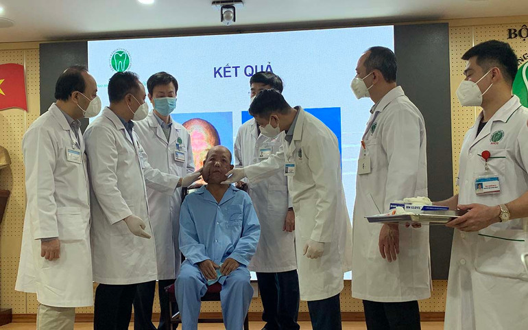 Các bác sĩ thăm khám cho bệnh nhân trước khi xuất viện vào ngày mai, 14/12. Tái tạo gương mặt mới cho người đàn ông mang khối u kỳ dị trên mặt -0