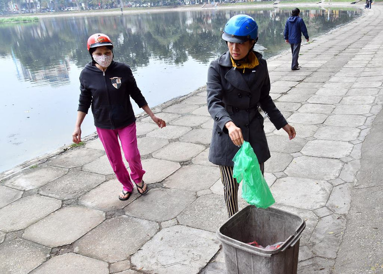 Người dân Hà Nội thả cá chép tiễn ông Táo về trời -0