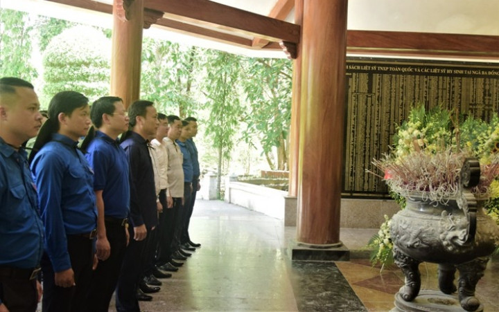 Thanh niên Khối các cơ quan Trung ương dâng hương tại Khu di tích lịch sử Ngã ba Đồng Lộc -0