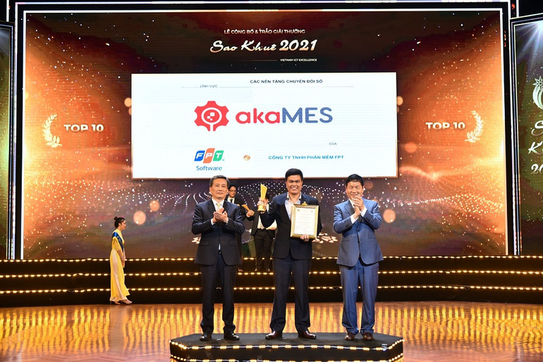 Ông Nguyễn Đức Hiển, Giám đốc Phát triển kinh doanh akaMES, Tập đoàn FPT nhận giải Top 10 Sao Khuê 2021. FPT có hai giải pháp chuyển đổi số lọt Top 10 Sao Khuê 2021 -0