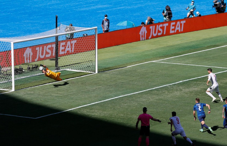 Tây Ban Nha, Thụy Điển dắt tay nhau qua vòng bảng -0