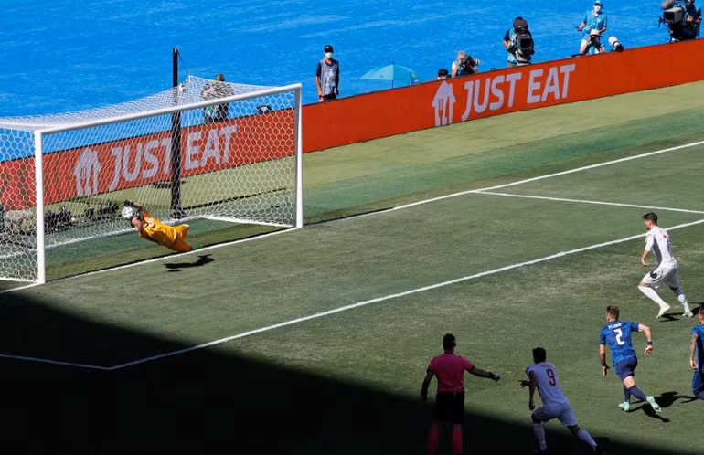 Tây Ban Nha, Thụy Điển dắt tay nhau qua vòng bảng -0