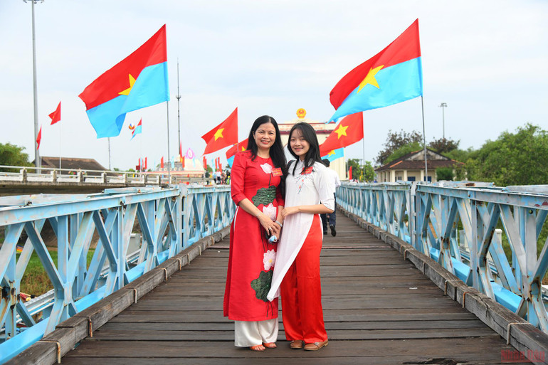 Lễ thượng cờ thống nhất non sông ở di tích Đôi bờ Hiền Lương-Bến Hải -0