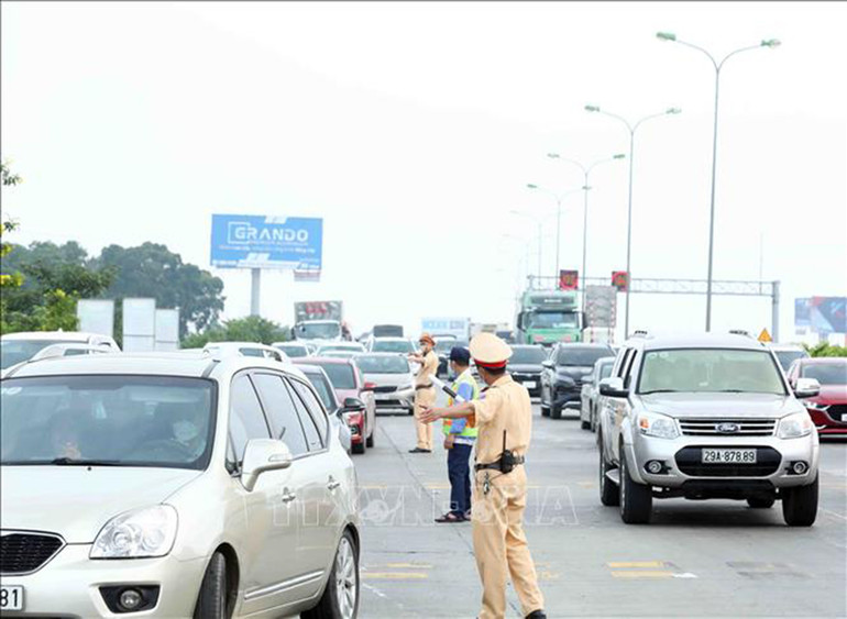 Cửa ngõ Thủ đô ùn tắc kéo dài trong ngày đầu kỳ nghỉ lễ 30/4-1/5 -0