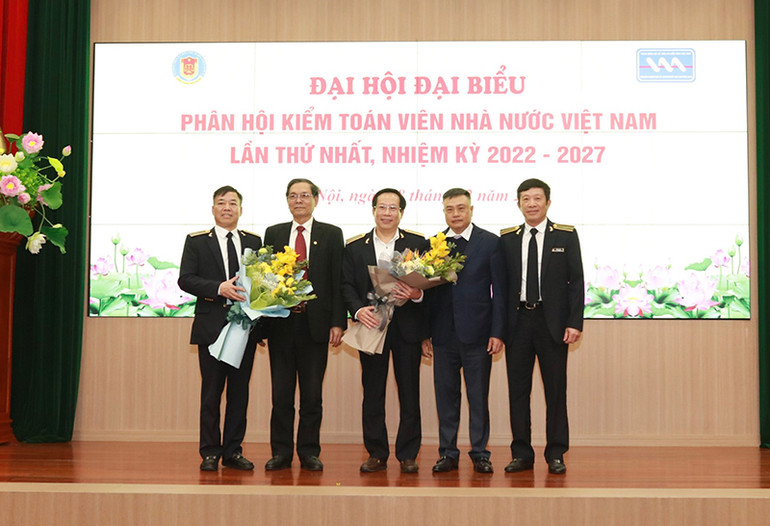 Ban Thường vụ Phân hội Kiểm toán viên Nhà nước nhiệm kỳ 2022-2027 ra mắt Đại hội. (Ảnh: PHƯƠNG VÂN) Xây dựng đội ngũ kiểm toán viên Nhà nước hiện đại, chuyên nghiệp -0