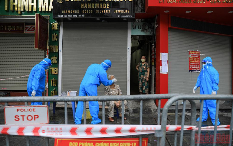 Phong tỏa dãy phố Trần Nhân Tông do liên quan đến ca nghi nhiễm Covid-19 mới -1