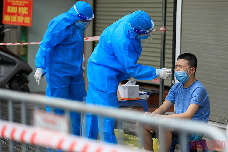 Phong tỏa dãy phố Trần Nhân Tông do liên quan đến ca nghi nhiễm Covid-19 mới -0