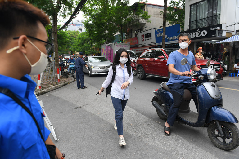 Thí sinh Hà Nội làm thủ tục dự thi tốt nghiệp THPT năm 2022 -0