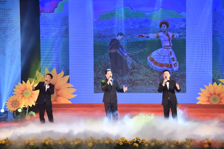 Trao giải cuộc thi “Đảng trong cuộc sống của tôi” -0