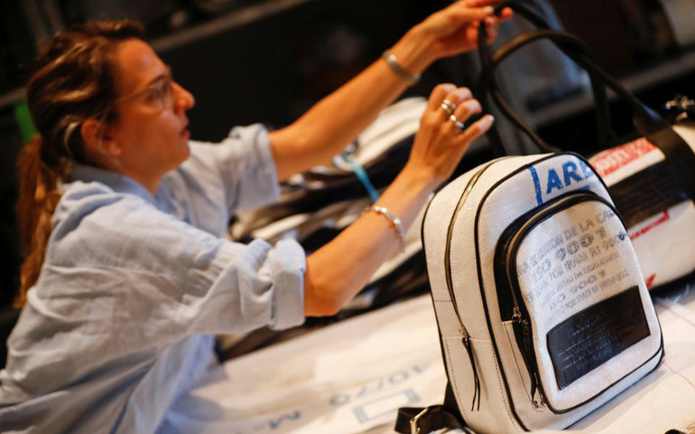 Thiết kế giày, túi thời trang từ bao bì vải bố -0