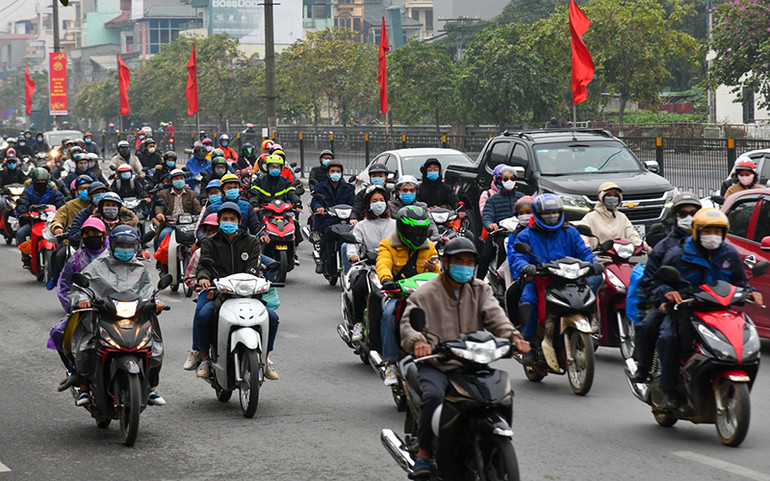 Hàng dài các phương tiện trở lại Hà Nội trong ngày cuối cùng kỳ nghỉ Tết Nguyên Đán -0