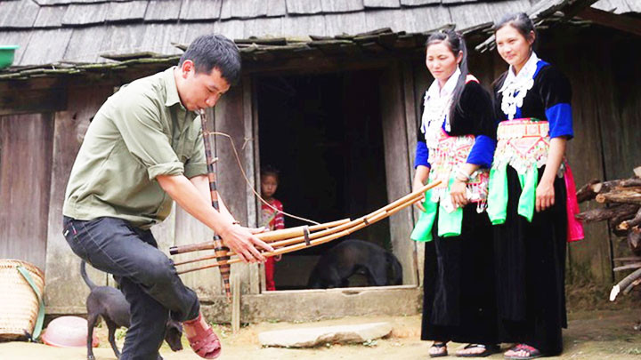 Người H’Mông bản Huồi Cọ vui đón Xuân mới. Ảnh: NHẬT LÂN Bình minh trên mù mây -0