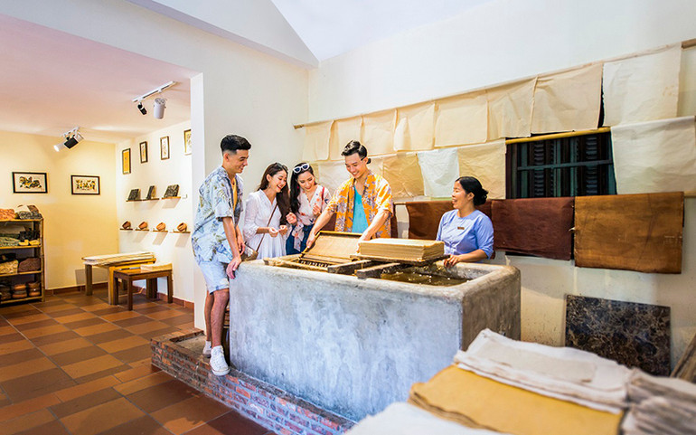 Trải nghiệm tự tay chế tác những món đồ thủ công truyền thống tại “Khu phố làng nghề”. Tận hưởng mùa hè sôi động với “siêu vũ trụ giải trí” VinWonders -0