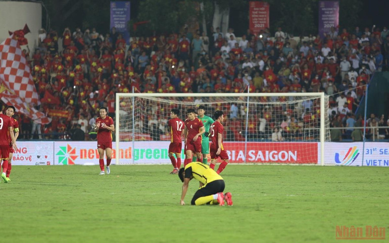 Cầu thủ U23 Malaysia gục xuống thất vọng sau khi để thua U23 Việt Nam ở hiệp phụ trận bán kết. Họ sẽ phải tiếp tục chờ đợi thêm để giải “cơn khát vàng” đã kéo dài 11 năm. (Ảnh: KHIẾU MINH) Truyền thông Malaysia: U23 Việt Nam chứng tỏ đẳng cấp trước U23 Malaysia -0
