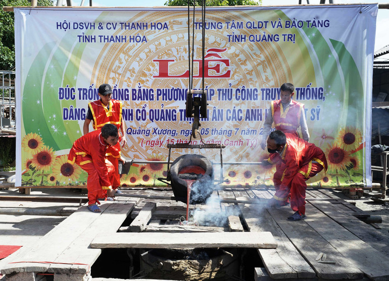 Các nghệ nhân đổ đồng đúc trống. Thanh Hóa đúc trống đồng dâng tặng, trưng bày tại Thành cổ Quảng Trị -0