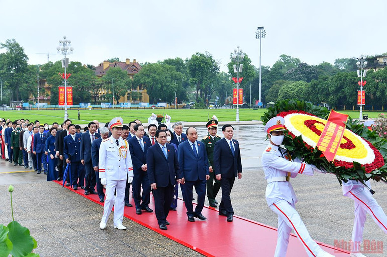 Các đồng chí lãnh đạo Đảng, Nhà nước cùng các đại biểu Quốc hội vào Lăng viếng Chủ tịch Hồ Chí Minh. Các đại biểu Quốc hội vào Lăng viếng Chủ tịch Hồ Chí Minh -0