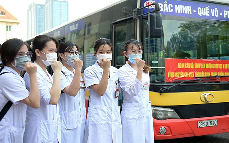 Các thành viên Đoàn công tác tình nguyện của Trường đại học Y Hà Nội thể hiện quyết tâm dập dịch trước giờ xuất phát. Chi viện nhân lực y tế cho Bắc Ninh, Bắc Giang -0