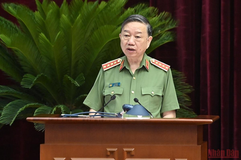Đồng chí Tô Lâm, Ủy viên Bộ Chính trị, Bộ trưởng Công an trình bày báo cáo tại Hội nghị. Hội nghị Bộ Chính trị về xây dựng lực lượng Công an nhân dân -0