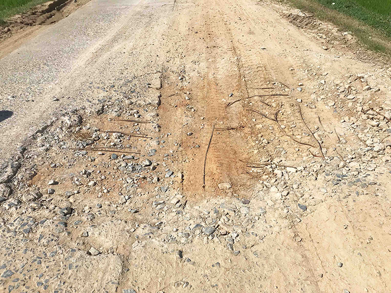 Sớm sửa chữa lại đường, bảo đảm an toàn giao thông cho người dân -0