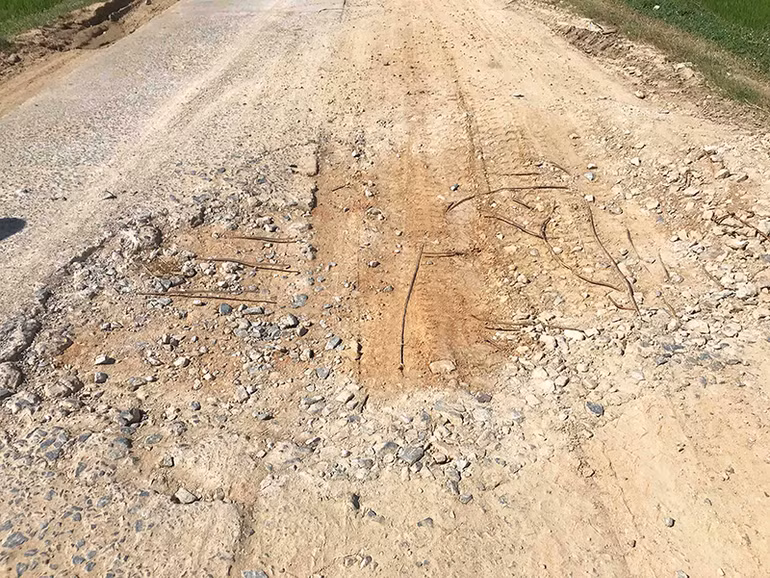 Sớm sửa chữa lại đường, bảo đảm an toàn giao thông cho người dân -0