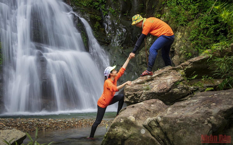 Khám phá thác Tóc Tiên, rừng Động Châu ở Quảng Bình -1