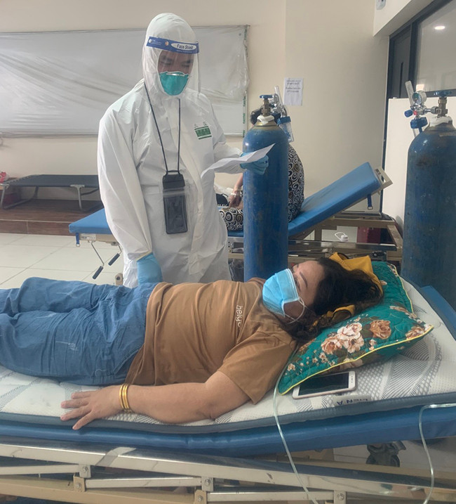 Chăm sóc bệnh nhân tại BV dã chiến số 9. Ảnh: NVCC Xung phong nơi tuyến đầu chống dịch -0