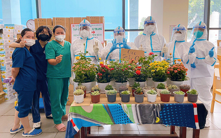 Hoa của trang trại tại Đà Lạt gửi tặng y, bác sĩ và bệnh nhân tại Bệnh viện dã chiến số 9 Hóc Môn. Ảnh: NVCC Xung phong nơi tuyến đầu chống dịch -0