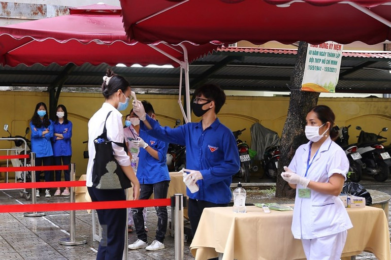 Tuyển sinh lớp 10 ở Hà Nội: Thí sinh “đội mưa” đến điểm thi -0