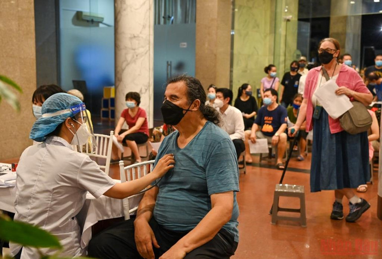 Xuyên đêm tiêm vaccine cho người cao tuổi, người có bệnh nền tại Hà Nội -0