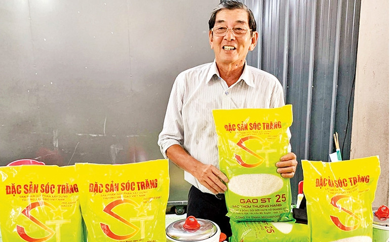 Kỹ sư Hồ Quang Cua và sản phẩm gạo ngon nhất thế giới ST25. Ảnh: HỮU ĐỨC Từ hũ gạo cứu đói đến danh xưng thế giới -0