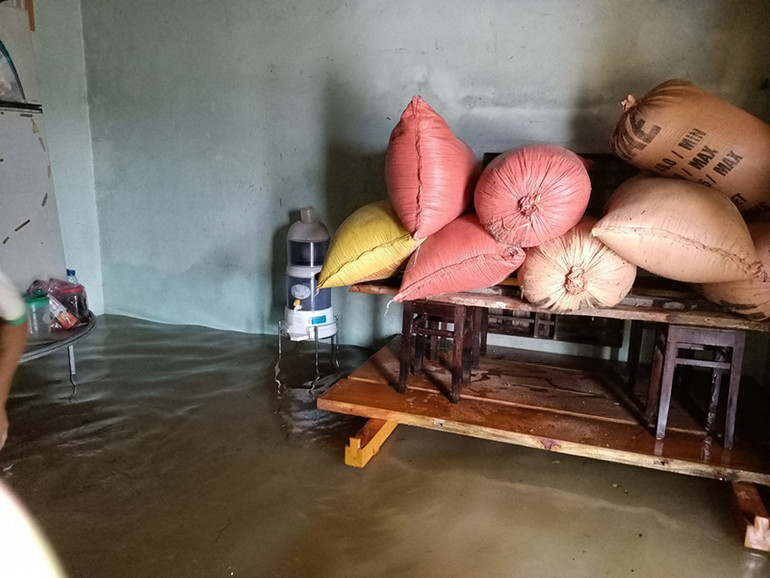 Mưa lớn gây ngập lụt, sạt lở nhiều nơi ở Quảng Ngãi -0