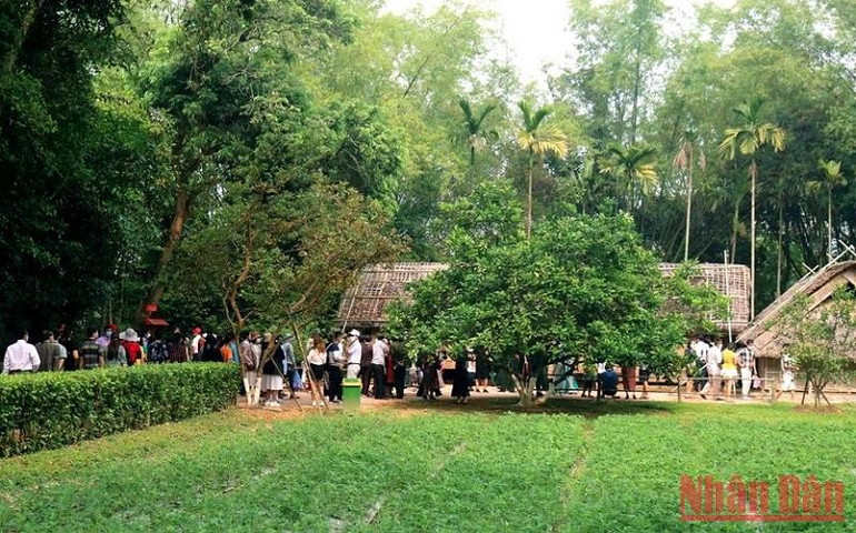 Du khách về tham quan quê Bác. Nhiều địa phương thu hút khách du lịch dịp nghỉ Giỗ Tổ Hùng Vương -0