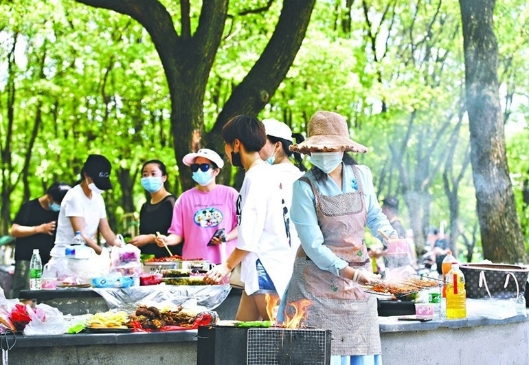 Cuộc sống thường nhật đang trở lại với Vũ Hán. Vũ Hán đón mùa xuân mới -0