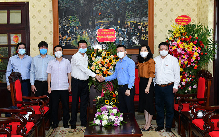 Đồng chí Đoàn Hồng Phong, Ủy viên Trung ương Đảng, Tổng Thanh tra Chính phủ chúc mừng Báo Nhân Dân nhân ngày 21-6. Ảnh: Thủy Nguyên Các bộ, ngành, cơ quan, đơn vị chúc mừng Báo Nhân Dân nhân ngày 21-6 -0