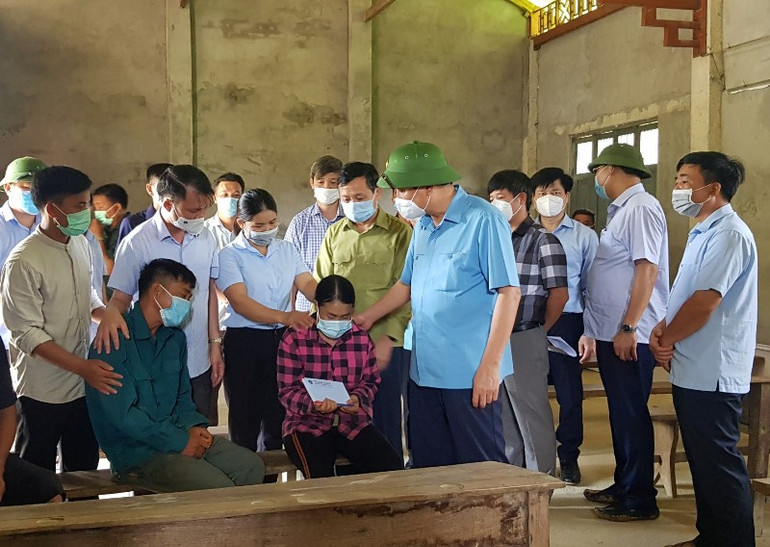 Tổng cục trưởng Phòng, chống thiên tai Trần Quang Hoài thăm hỏi động viên và tặng quà gia đình có người thiệt mạng do mưa lũ gây ra. (Ảnh: Tổng cục Phòng, chống thiên tai) Khắc phục hậu quả do sạt lở đất và mưa lũ -0