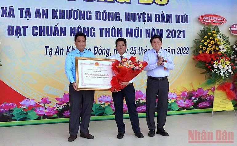 Lãnh đạo tỉnh Cà Mau trao bằng chứng nhận đạt chuẩn nông thôn mới cho chính quyền xã Tạ An Khương Đông vào chiều 24/2. Cà Mau thêm nhiều xã “về đích” nông thôn mới -0