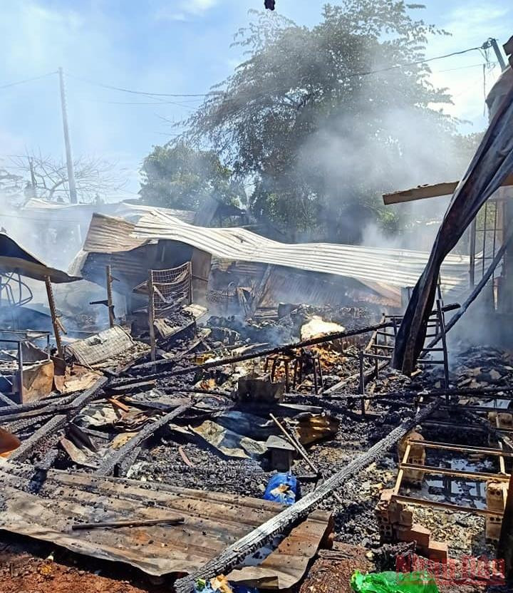 Lửa thiêu rụi quán tạp hóa người phụ nữ đơn thân tại Bình Phước -0
