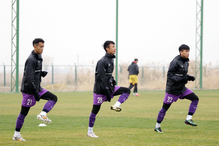 U23 Việt Nam tập luyện trong giá lạnh, tập trung cao độ cho trận đấu với U23 Myanmar -0