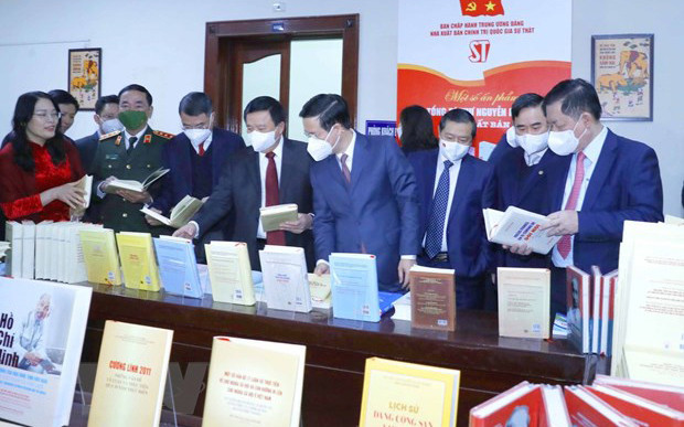 Đồng chí Võ Văn Thưởng, Ủy viên Bộ Chính trị, Thường trực Ban Bí thư, và các lãnh đạo tham dự buổi lễ ra mắt sách. (Ảnh: Phương Hoa/TTXVN) Ra mắt cuốn sách “Một số vấn đề lý luận và thực tiễn về chủ nghĩa xã hội và con đường đi lên chủ nghĩa xã hội ở Việt Nam” của Tổng Bí thư Nguyễn Phú Trọng -0