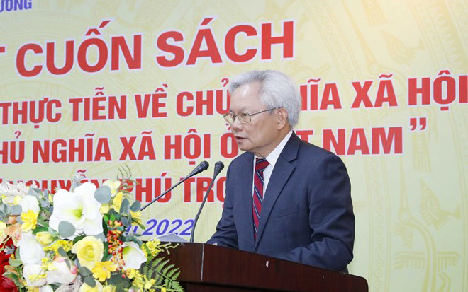 GS, TS Tạ Ngọc Tấn, Phó Chủ tịch Hội đồng Lý luận Trung ương, phát biểu tại buổi lễ. (Ảnh: Phương Hoa/TTXVN) Ra mắt cuốn sách “Một số vấn đề lý luận và thực tiễn về chủ nghĩa xã hội và con đường đi lên chủ nghĩa xã hội ở Việt Nam” của Tổng Bí thư Nguyễn Phú Trọng -0