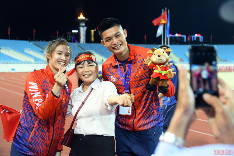 Cùng chia vui với Tiến Trọng và Phương Trinh còn là bạn bè, người thân... 13.jpg -0