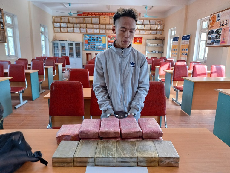 Bắt ba đối tượng thu giữ 12 bánh hêroin, 54.000 viên ma túy, một kg ma túy đá -0