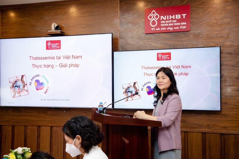 TS, BS Nguyễn Thị Thu Hà, Giám đốc Trung tâm Thalassemia, Viện Huyết học-Truyền máu chia sẻ thông tin tại hội thảo. Kỹ thuật chẩn đoán, điều trị thalassemia của Việt Nam ngang tầm thế giới -0