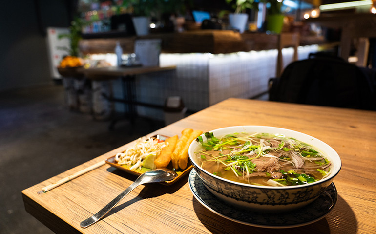 Bát phở bò ở quán “Madam Yen”. Câu chuyện nâng tầm phở Việt tại Nga -0