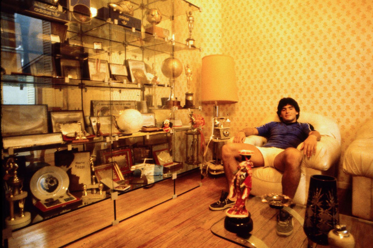 Maradona trong ngôi nhà của mình tại Buenos Aires, năm 1980. Những ngày đầu tiên trong sự nghiệp, Maradona được gọi là "El Pibe de Oro" (Cậu Bé Vàng). (Ảnh: Michel Barrault/Onze/Icon Sport/Getty Images) Cuộc đời và sự nghiệp của huyền thoại Maradona qua ảnh -0